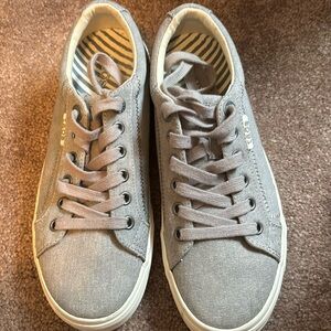 Taos tennis shoes size 7.5